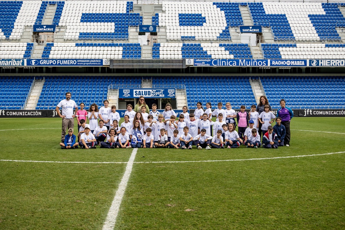 Cincuenta escolares del CEIP Santa Teresa de Jesús en la décimo quinta sesión del proyecto ‘CD Tenerife: Seña de identidad’