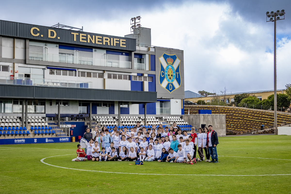 Escolares de La Matanza de Acentejo, en la trigésima segunda sesión del proyecto ‘CD Tenerife: Seña de identidad’