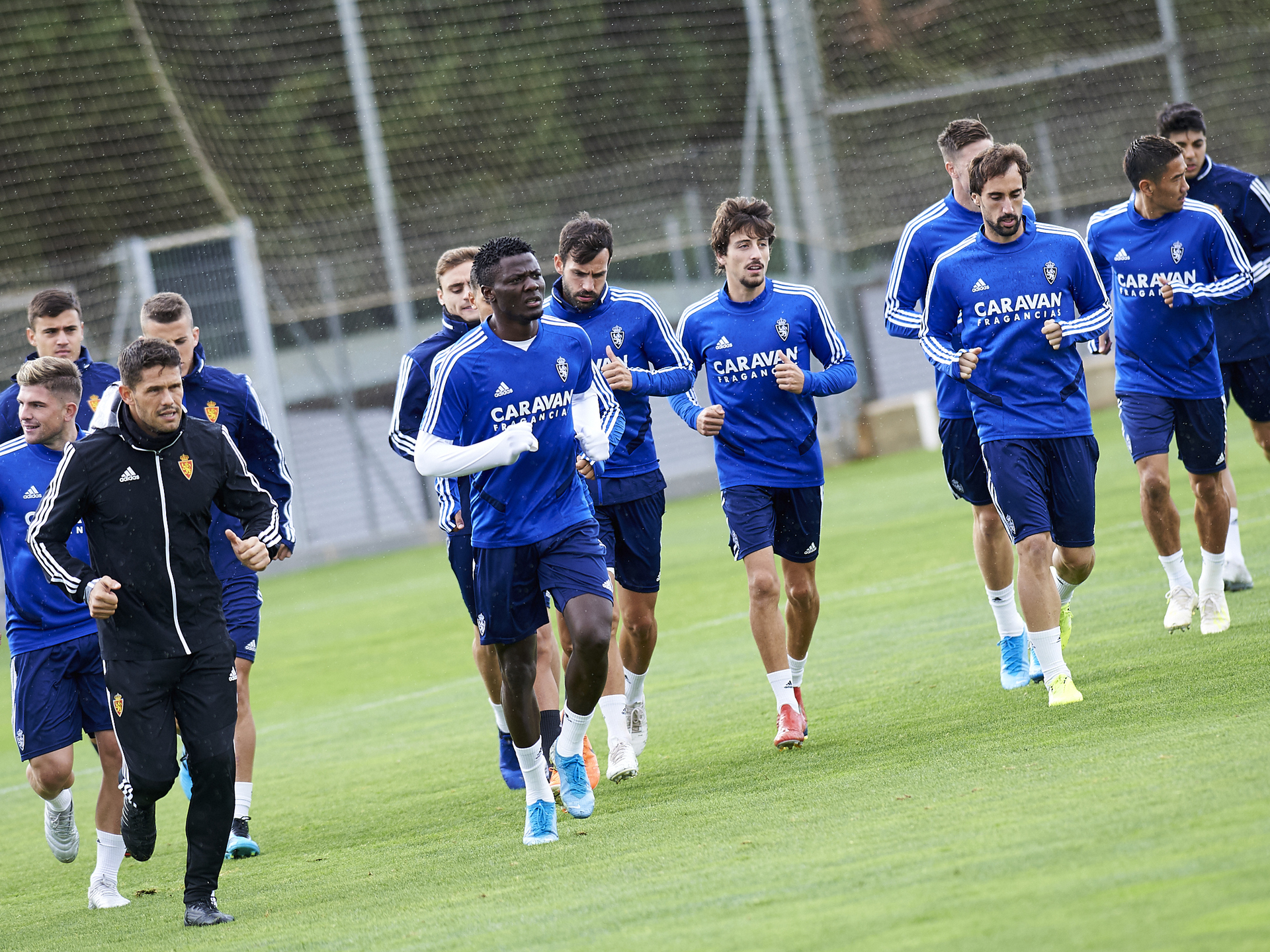 Entrenamiento bajo la lluvia en la Ciudad Deportiva | Real Zaragoza ...