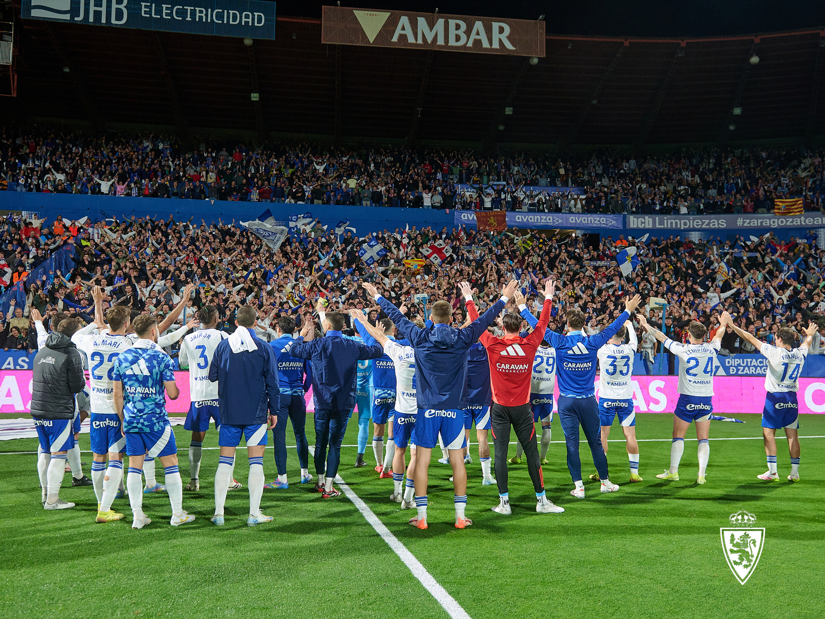 La plantilla del Zaragoza agradece la entrega a su afición tras el partido frente al Cartagena. Fuente: Real Zaragoza.
