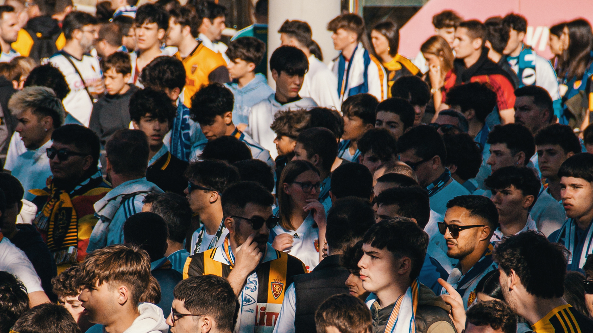 Genießen Sie die Fanzone im Ibercaja-Stadion während der Spiele von Real ...