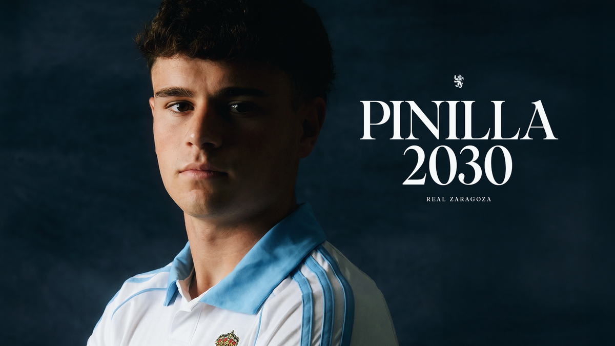 Hugo Pinilla posando tras la firma de su renovación con el Real Zaragoza