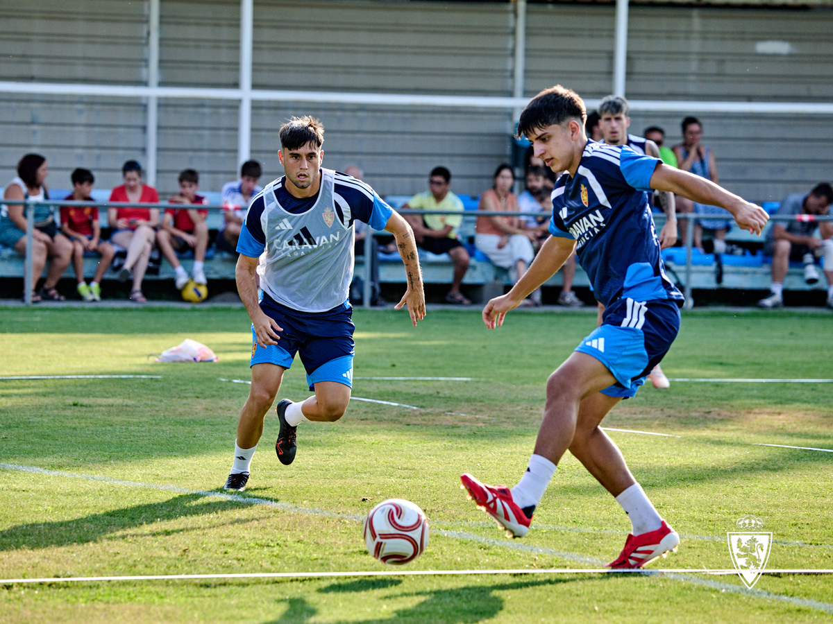 Fünfzig Fans begrüßen Real Saragossa zur ersten Trainingseinheit in ...